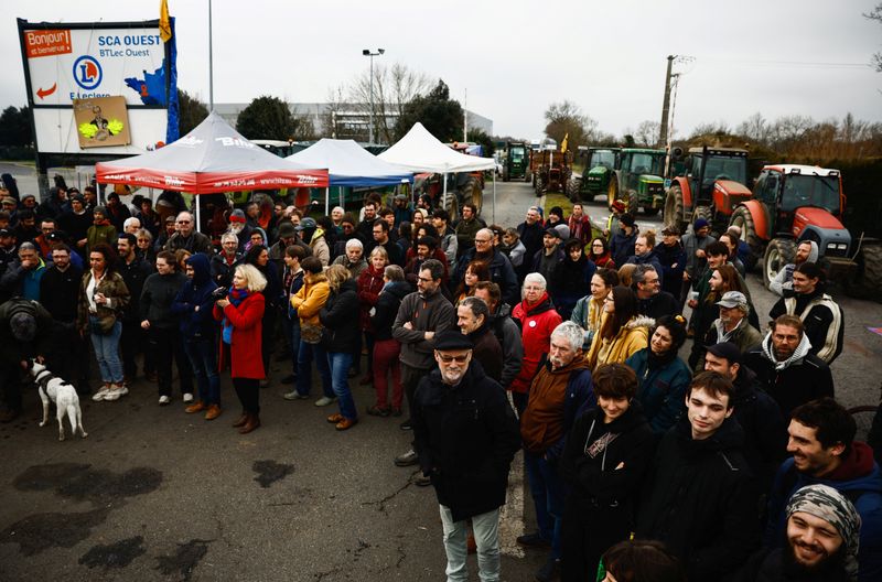 &copy; Reuters. FOTO ARCHIVO: Agricultores franceses y manifestantes bloquean un centro de distribución de Edouard Leclerc en protesta por las normas agrícolas en Saint-Etienne-de-Montluc, cerca de Nantes, Francia, 2 de febrero de 2024. REUTERS/Stephane Mahe/Archivo