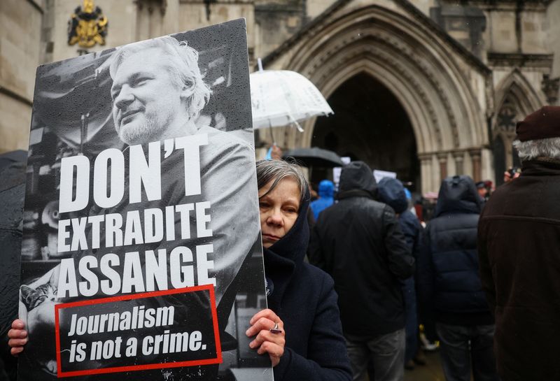 &copy; Reuters. Una mujer sostiene una pancarta pidiendo que no extraditen a Julian Assange, mientras sus partidarios protestan frente al Tribunal Supremo el día en que el fundador de WikiLeaks apela contra su extradición a Estados Unidos, en Londres, Reino Unido. 21 d