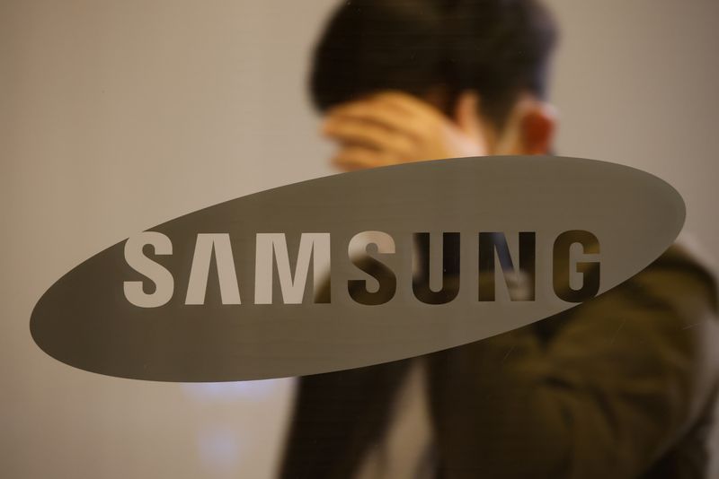 &copy; Reuters. A man walks past the logo of Samsung at its office building in Seoul, South Korea, October 25, 2020.    REUTERS/Kim Hong-Ji/File Photo