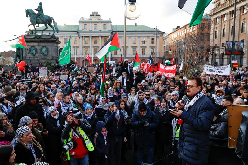 &copy; Reuters. FOTO DE ARCHIVO-Manifestantes participan en una manifestación organizada por "Juntos por Palestina" para exigir el alto el fuego y excluir a Israel del Festival de Eurovisión, en Estocolmo, Suecia. 17 de febrero de 2024. TT News Agency/Fredrik Persson v