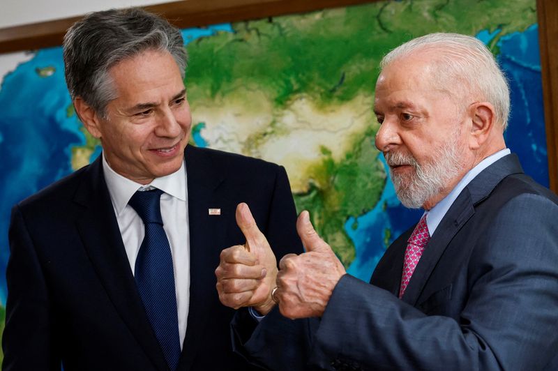 &copy; Reuters.  الرئيس البرازيلي لويس إيناسيو لولا دا سيلفا رفقة وزير الخارجية الأمريكي أنتوني بلينكن في برازيليا يوم الأربعاء. تصوير: أدريانو ماتشادو - رو