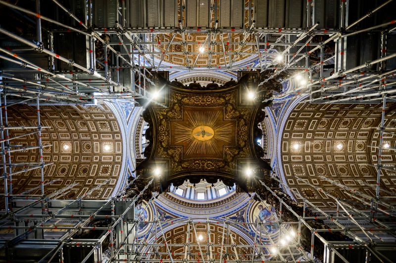 &copy; Reuters. A view of scaffolding around a baroque sculpted bronze canopy by Gian Lorenzo Bernini over the high altar of St. Peter's Basilica in preparation for its restoration, at the Vatican, February 21, 2024. REUTERS/Yara Nardi