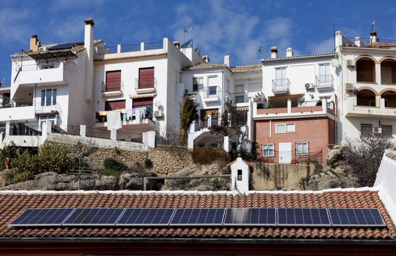 © Reuters. Painéis solares em telhado de casa em Ronda, Espanha. REUTERS/Jon Nazca