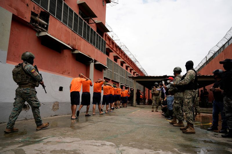 &copy; Reuters. FOTO DE ARCHIVO-Soldados escoltan a reclusos en el bloque de celdas 3 de la militarizada prisión Litoral, mientras se exponen las medidas tomadas por el presidente de Ecuador, Daniel Noboa, para acabar con las pandillas, durante un recorrido mediático e