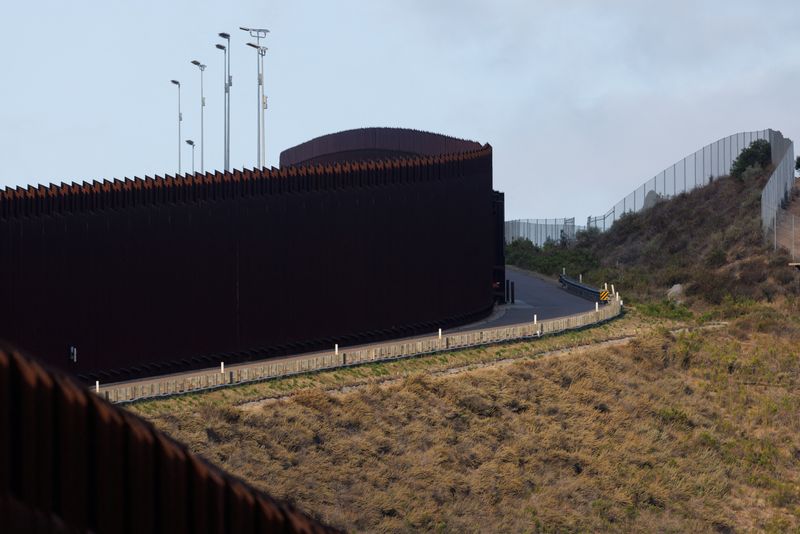 &copy; Reuters. FOTO DE ARCHIVO: Vista de una parte del muro fronterizo secundario entre Estados Unidos y México en San Diego, California, Estados Unidos. 20 de septiembre de 2023. REUTERS/Mike Blake
