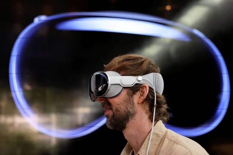 &copy; Reuters. FILE PHOTO: A customer uses Apple's Vision Pro headset on the day it goes on sale for the first time in Los Angeles, California, U.S., February 2, 2024. REUTERS/Mike Blake/File Photo