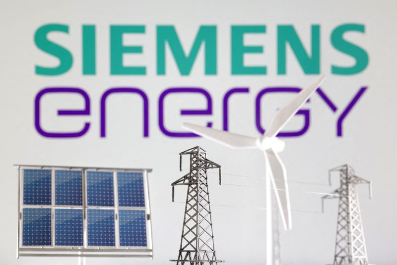 &copy; Reuters. FILE PHOTO: Miniatures of windmill, solar panel and electric pole are seen in front of Siemens Energy logo in this illustration taken January 17, 2023. REUTERS/Dado Ruvic/Illustration/File Photo