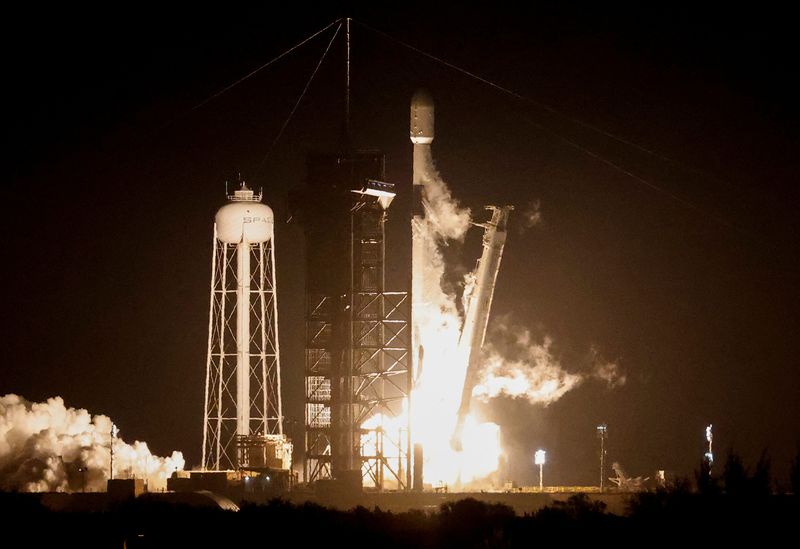 &copy; Reuters. FOTO DE ARCHIVO-Un cohete Falcon 9 de SpaceX despega en la misión IM-1 con el módulo de alunizaje Nova-C, construido y propiedad de Intuitive Machines, desde el Centro Espacial Kennedy en Cabo Cañaveral, Florida, Estados Unidos. 15 de febrero de 2024. 