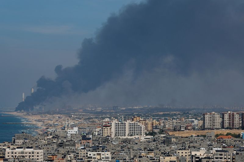 &copy; Reuters. دخان يتصاعد من الجانب الإسرائيلي بعد تسلل مقاتلين من حركة المقاومة الإسلامية الفلسطينية حماس إلى مناطق في جنوب إسرائيل كما يظهر من غزة يوم 