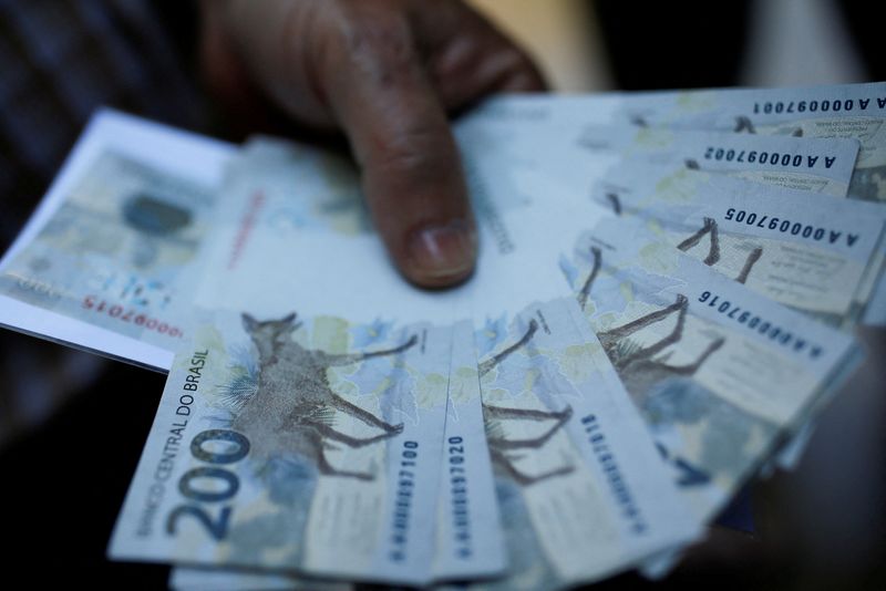 &copy; Reuters. FILE PHOTO: 200 reais notes are seen after Brazil's Central Bank issues the new note in Brasilia, Brazil September 2, 2020. REUTERS/Adriano Machado/File Photo