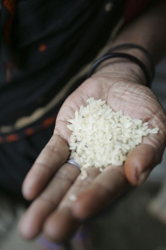 &copy; Reuters. Mulher segura um punhado de arroz
18/06/2008
REUTERS/Andrew Biraj