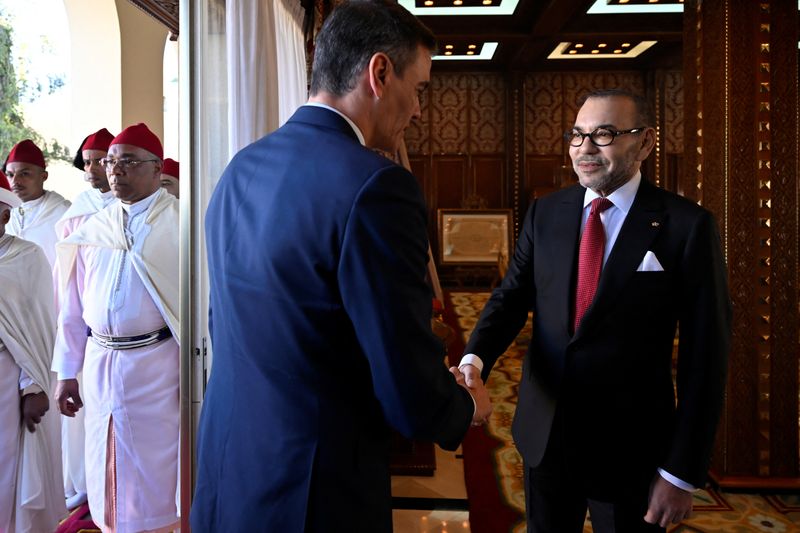 &copy; Reuters. العاهل المغربي الملك محمد السادس ورئيس الوزراء الإسباني بيدرو سانتشيث خلال اجتماعهما بالرباط يوم الأربعاء. صورة حصلت عليها رويترز من وكالة