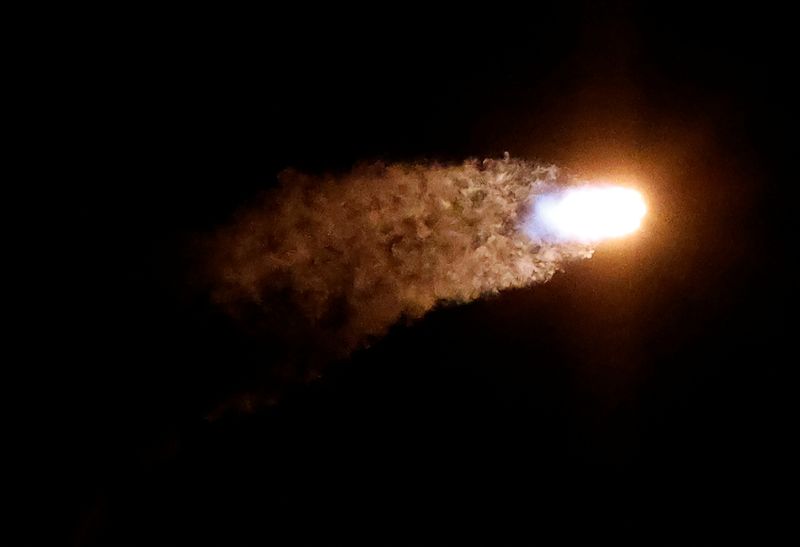 &copy; Reuters. صاروخ فالكون 9 التابع لشركة سبيس إكس يقلع في مهمة للهبوط على القمر على متن مركبة الفضاء نوفا-سي التي أنشأهتها وتمتلكها شركة انتويتيف ماشينز 