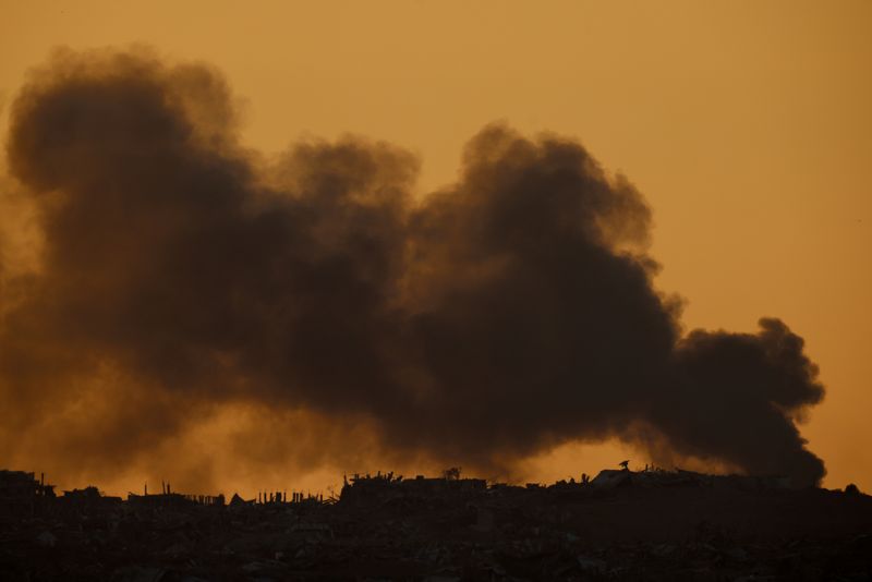 &copy; Reuters. Smoke rises over Gaza, amid the ongoing conflict between Israel and the Palestinian Islamist group Hamas, as seen from Israel, February 21, 2024. REUTERS/Susana Vera