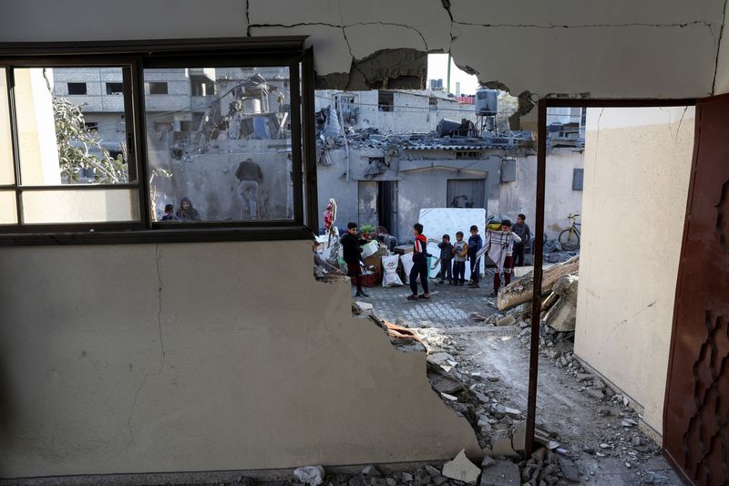 &copy; Reuters. فلسطينيون يتجمعون بالقرب من موقع قصف إسرائيلي ضرب منزلا في رفح بجنوب قطاع غزة يوم الأربعاء. تصوير: إبراهيم أبو مصطفى - رويترز.