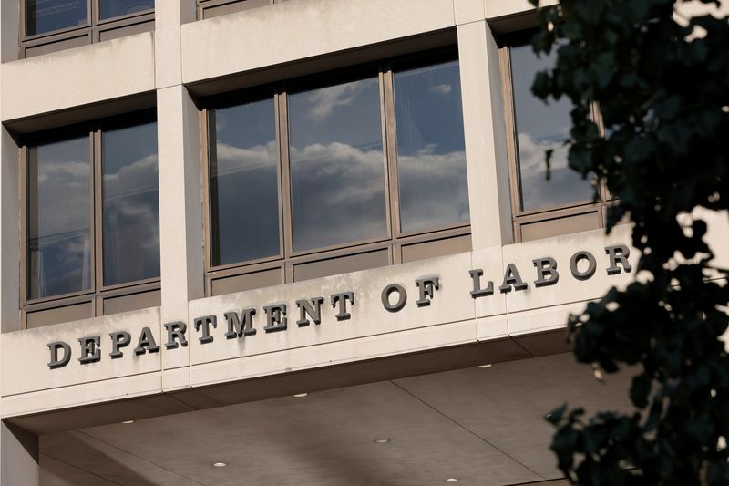 © Reuters. FILE PHOTO: Signage is seen at the United States Department of Labor headquarters in Washington, D.C., U.S., August 29, 2020. REUTERS/Andrew Kelly/File Photo