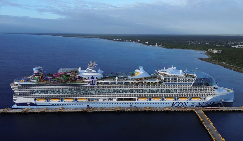 &copy; Reuters. Royal Caribbean's Icon of the Seas, the largest cruise ship in the world, is docked at Costa Maya Cruise Port, in the village town of Mahahual, Quintana Roo state, Mexico, February 6, 2024. REUTERS/Paola Chiomante