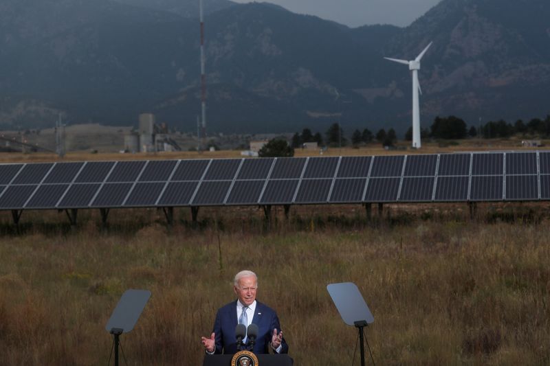 &copy; Reuters.  ２月２１日に公表された調査結果によると、２０２３年の米国の風力発電と太陽光発電への設備投資は記録的な水準に達したが、バイデン政権が掲げる気候変動対策目標を達成するには不