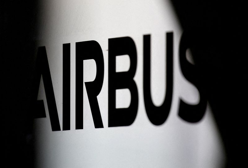 &copy; Reuters. Photo d'archives: Le logo d'Airbus est représenté au siège du constructeur aéronautique à Colomiers, près de Toulouse, en France. /Photo prise le 15 novembre 2019/REUTERS/Régis Duvignau