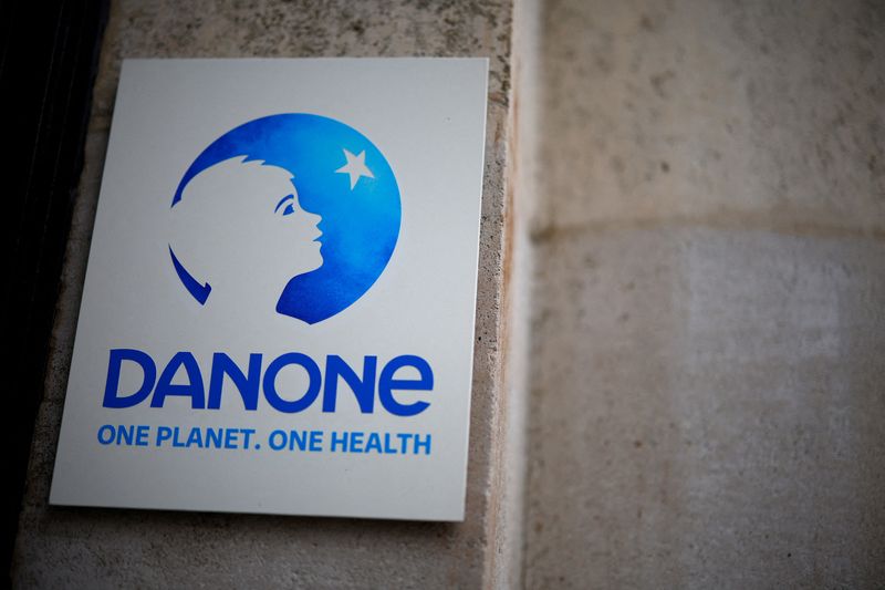 &copy; Reuters. Photo d'archives: Le logo du groupe alimentaire français Danone est visible au siège de la société à Paris, en France. /Photo prise le 5 février 2024/REUTERS/Sarah Meyssonnier 