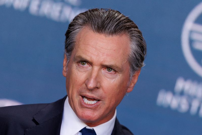 © Reuters. FILE PHOTO: Gavin Newsom, Governor, State of California speaks at the 2023 Milken Institute Global Conference in Beverly Hills, California, U.S., May 2, 2023. REUTERS/Mike Blake/File Photo