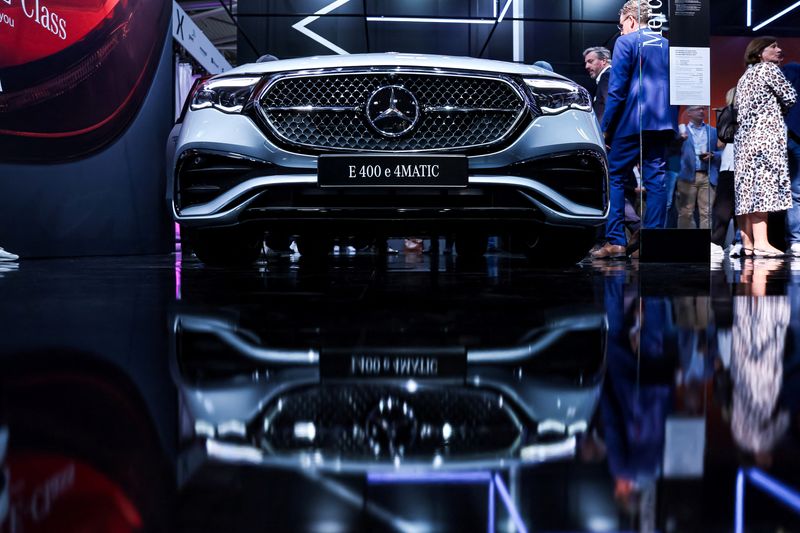 &copy; Reuters. FILE PHOTO: A view shows model E400e 4Matic of Mercedes-Benz, a German automobile manufacturer, displayed during an event a day ahead of the official opening of the 2023 Munich Auto Show IAA Mobility, in Munich, Germany, September 4, 2023. REUTERS/Leonhar