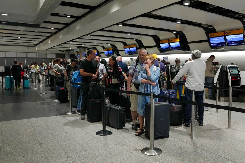 © Reuters. FILE PHOTO: Passengers queue for the check-in desk at Heathrow Terminal 3 in London, Britain, August 22, 2023. REUTERS/Maja Smiejkowska/File Photo