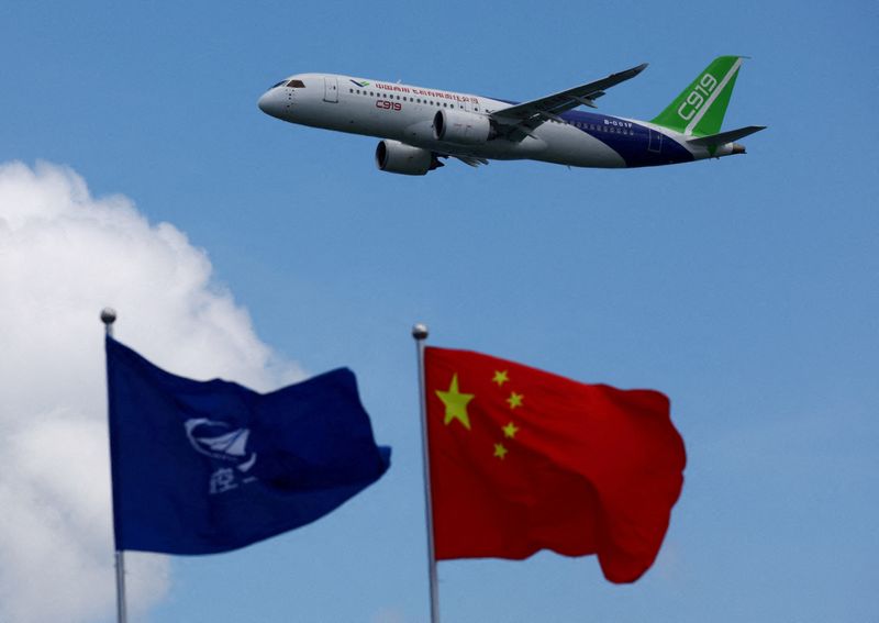 © Reuters. FILE PHOTO: A Comac C919 flies during an aerial display at the Singapore Airshow at Changi Exhibition Centre, in Singapore, February 20, 2024. REUTERS/Edgar Su/File Photo