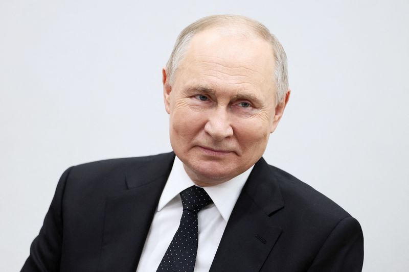 &copy; Reuters.  ２月２２日、ロシア大統領府のぺスコフ報道官は、バイデン米大統領がプーチン大統領（写真）を「狂った野郎」と呼んだことについて、米国をおとしめる発言であり、「ハリウッドのカ