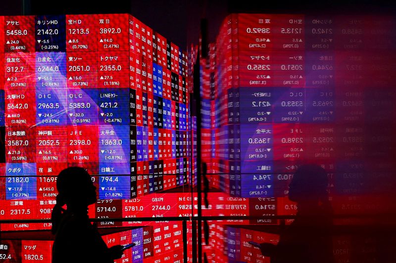 &copy; Reuters. 　２月２２日、東京株式市場で日経平均株価がバブル経済の当時につけた史上最高値を３４年ぶりに更新した。写真は同日、都内の株価表示スクリーンの前で撮影（２０２４年　ロイター/Is