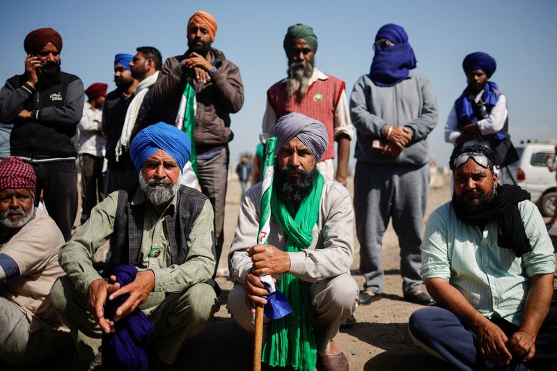 &copy; Reuters. Farmers listen to a speaker at a site where there are farmers who are marching towards New Delhi to press for the better crop prices promised to them in 2021, at Shambhu barrier, a border between Punjab and Haryana states, India, February 22, 2024. REUTER