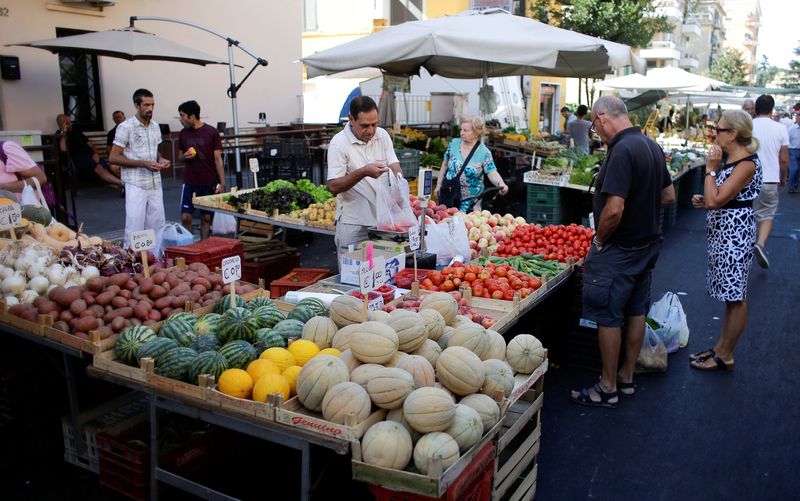 &copy; Reuters. FOTO DE ARCHIVO. Personas compran fruta y verdura en un mercadillo de Roma, Italia. 11 de agosto de 2016