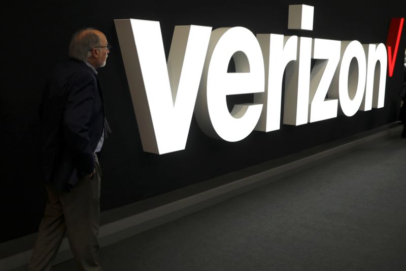 &copy; Reuters. A man stands next to the logo of Verizon at the Mobile World Congress in Barcelona, Spain, February 26, 2019. REUTERS/Sergio Perez/File Photo