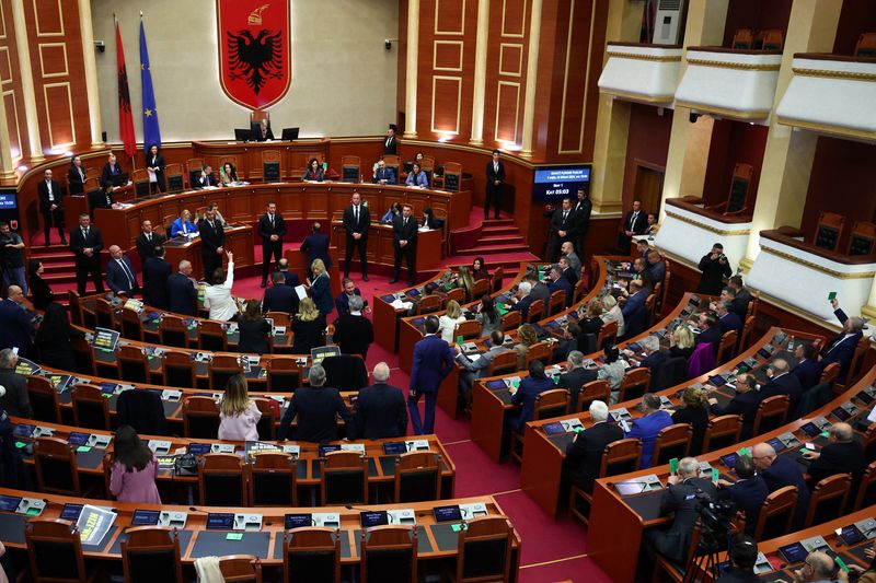 &copy; Reuters. Des membres du parlement albanais de l'opposition protestent à l'intérieur du parlement lors d'une session qui comprendra un vote sur l'accord sur les migrants entre l'Italie et l'Albanie qui permettra à l'Italie de construire des centres de traitement