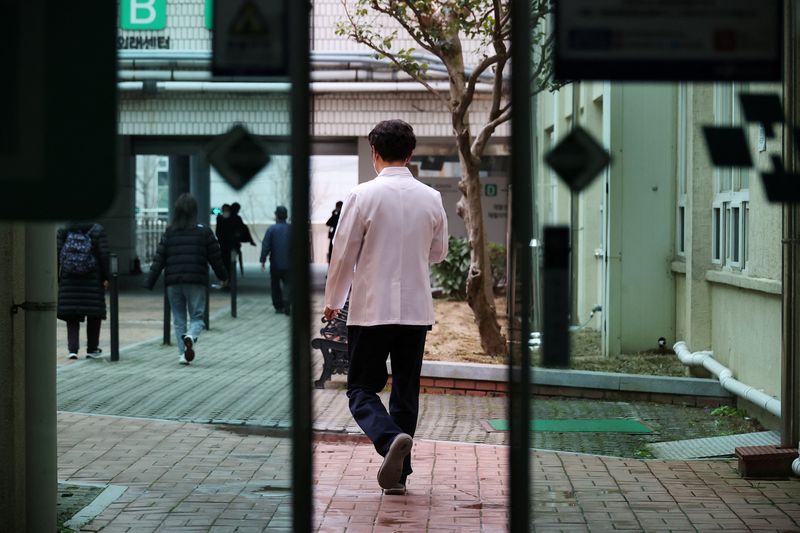 &copy; Reuters. Un travailleur médical marche à l'hôpital de l'université nationale de Pusan à Busan, en Corée du Sud. /Photo prise le 21 février 2024/REUTERS/Kim Hong-Ji