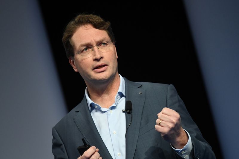 &copy; Reuters. Ola Ola Kaellenius, CEO of Daimler AG, speaks at the Automobilwoche car summit in Ludwigsburg, Germany, November 10, 2021. REUTERS/Andreas Gebert/File Photo