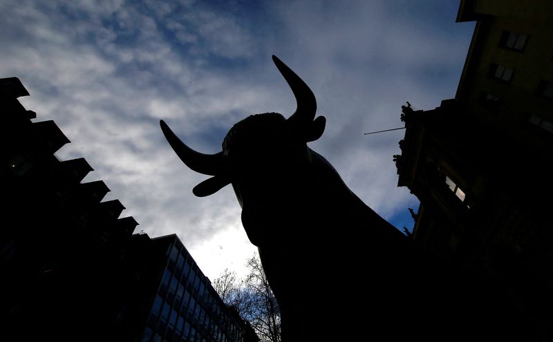 © Reuters. FILE PHOTO: A bull, symbol of successful burse trading is silhouetted outside the stock exchange in Frankfurt, Germany, February 23, 2016. Picture taken February 23, 2016. REUTERS/Kai Pfaffenbach/File Photo