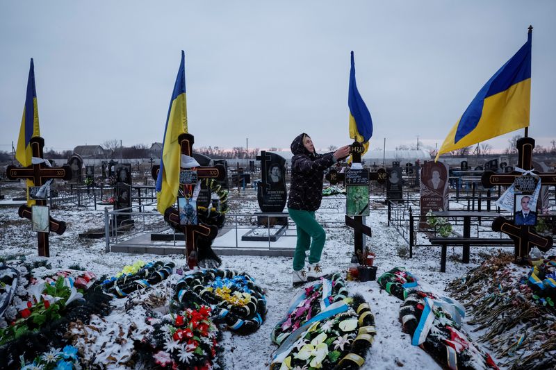 &copy; Reuters. Alona Onyshchuk, 39, visits her husband’s grave at the Alley of Heroes at a local cemetery, amid Russia's attack on Ukraine, in the village of Lozuvatka, Dnipropetrovsk region, Ukraine, January 22, 2024. REUTERS/Alina Smutko/File Photo