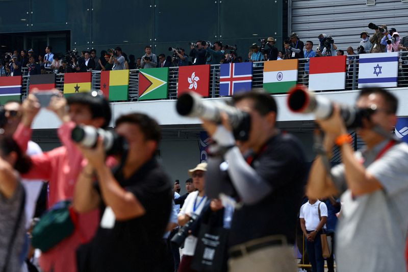 &copy; Reuters. FILE PHOTO: People take photos during an aerial display at the Singapore Airshow at Changi Exhibition Centre in Singapore February 20, 2024. REUTERS/Edgar Su/File Photo
