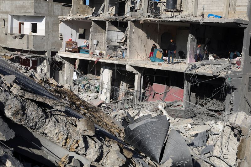 &copy; Reuters. Palestinos inspeccionan el lugar de un ataque israelí contra una casa en Ráfah, en el sur de la Franja de Gaza. 22 de febrero de 2024. REUTERS/Ibraheem Abu Mustafa
