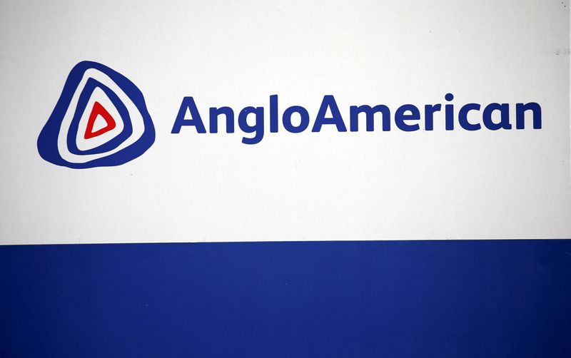 &copy; Reuters. FOTO DE ARCHIVO: El logotipo de Anglo American se ve en Rustemburgo, Sudáfrica. 5 de octubre de 2015. REUTERS/Siphiwe Sibeko/Archivo