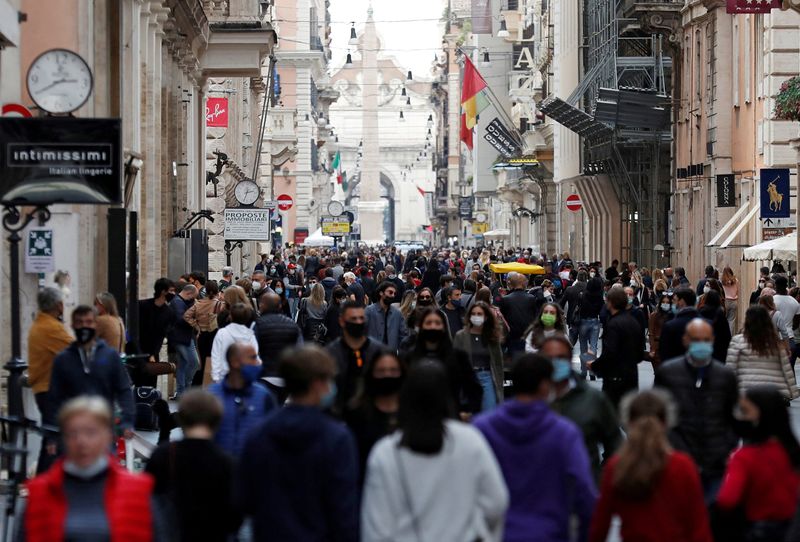 &copy; Reuters. FILE PHOTO: People walk in the Via del Corso street as the outbreak of the coronavirus disease (COVID-19) continues, in Rome, Italy, October 25, 2020. REUTERS/Yara Nardi/File Photo