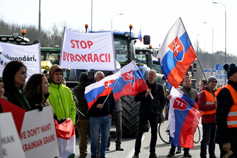 &copy; Reuters. Los agricultores se reúnen durante una protesta contra las políticas agrícolas de la Unión Europea, quejas compartidas por los agricultores de toda Europa, en la frontera checo-eslovaca cerca de Holic, Eslovaquia. 22 de febrero de 2024. REUTERS/Radova