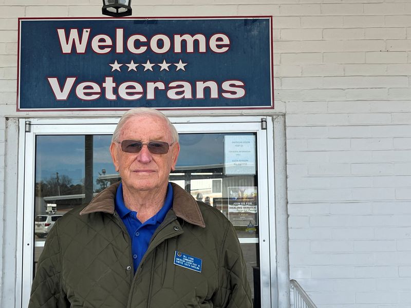 © Reuters. Bill Lyons, a U.S. Coast Guard veteran, poses for a picture in front of American Legion Post 15 in Sumter, South Carolina, U.S., February, 19, 2024. REUTERS/Nathan Layne