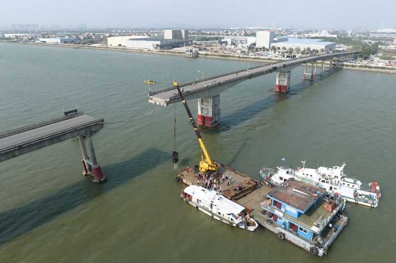 © Reuters. A drone view shows rescue workers at the site where a container ship hit Lixinsha bridge, plunging vehicles into the waters, in Guangzhou, Guangdong province, China February 22, 2024. China Daily via REUTERS  