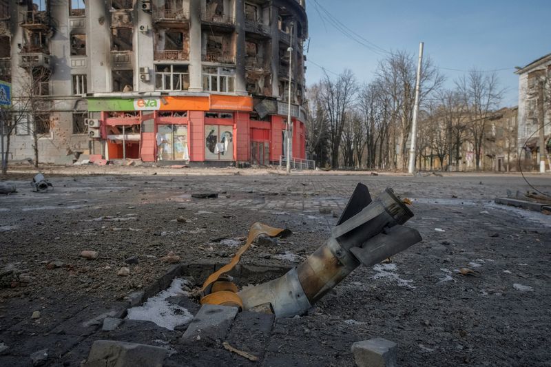 © Reuters. جزء من صاروخ بالقرب من مبنى تعرض لأضرار بسبب هجوم عسكري روسي في مدينة باخموت بأوكرانيا يوم 24 فبراير شباط 2023. تصوير: أليكس بابينكو - رويترز.