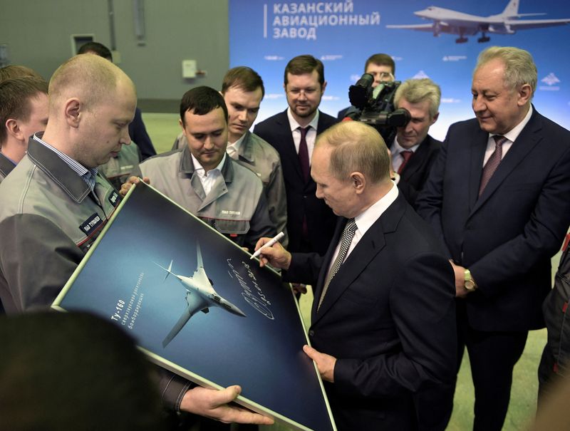 &copy; Reuters. الرئيس الروسي فلاديمير بوتين يوقع على صورة لقاذفة من طراز تو-160إم في صورة من أرشيف رويترز.