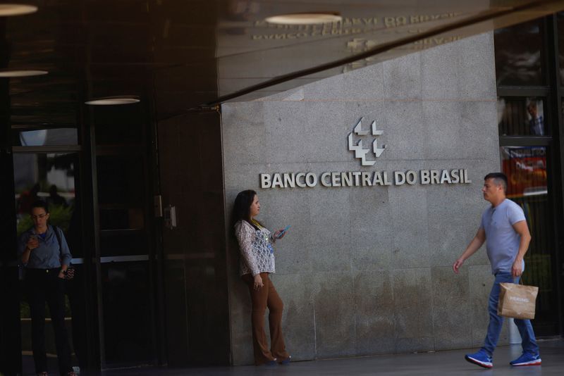 &copy; Reuters. Pessoas caminham em frente ao prédio do Banco Central, em Brasília
14/02/2023 REUTERS/Adriano Machado