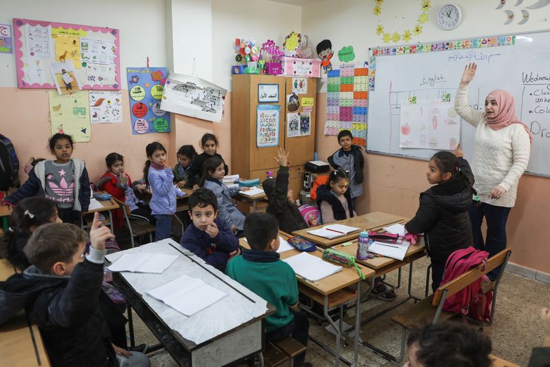 &copy; Reuters. Students attend a class inside a school run by UNRWA at Mar Elias Palestinian refugee camp in Beirut, Lebanon February 21, 2024. REUTERS/Mohamed Azakir