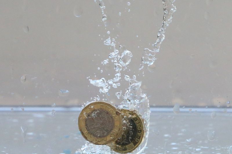 &copy; Reuters. FILE PHOTO: UK pound coins plunge into water in this illustration picture, October 26, 2017. Picture taken October 26, 2017. REUTERS/Dado Ruvic/File Photo
